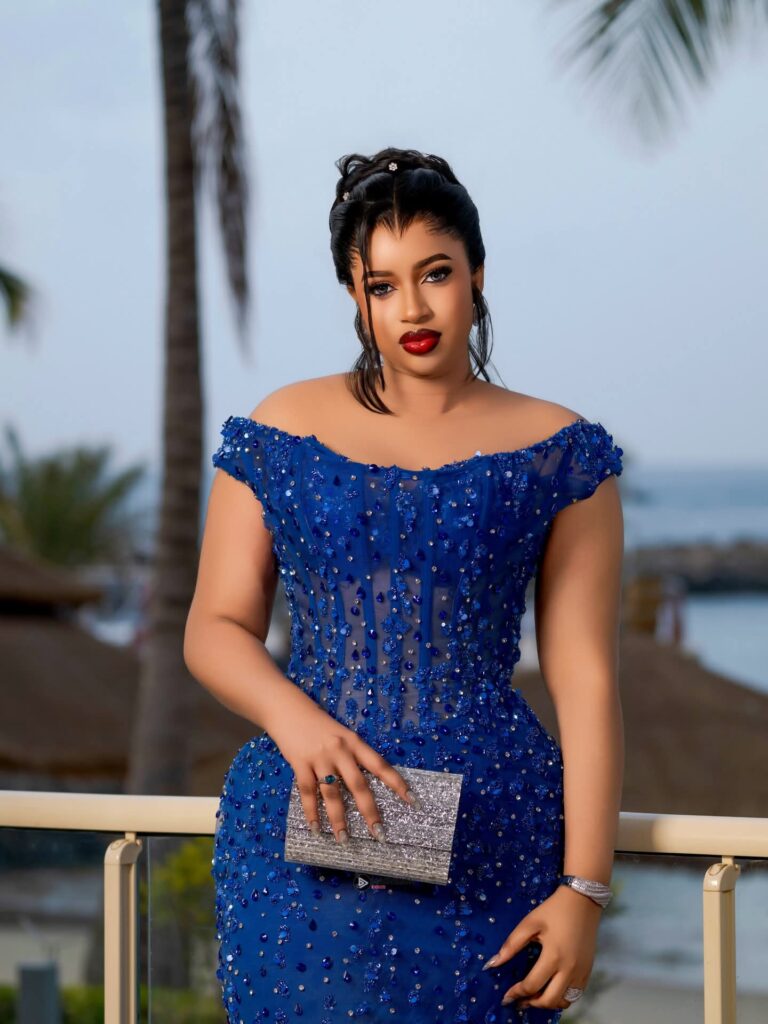 1000101189-768x1024 Le look « royal » de Ndeye Mouhamed Niang qui affole la toile !