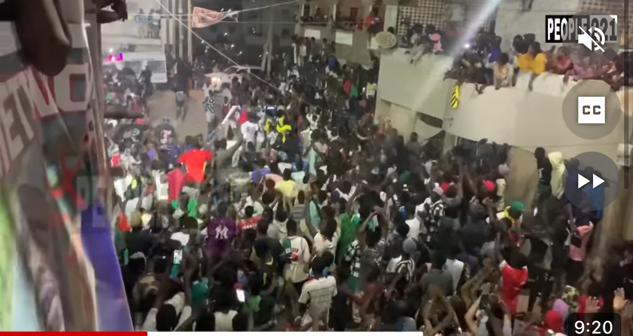 Modou Lo après sa defaite : une marée humaine devant son domicile pour le soutenir