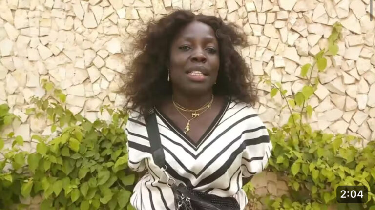 “Aidez-moi à rentrer” : Selbé piégée au Mali, sa vidéo en pleurs choque