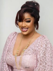 (Photos)- Entre grâce et glamour : Betty fait sensation