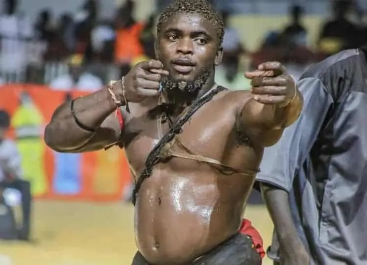 (Vidéo)- Arène Nationale: Regardez comment Petit Lo a mis un KO intense à Bouba.