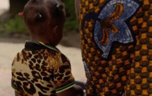 Une fillette de 2 ans applaudit sa mère en pleins ébats : L&rsquo;incroyable histoire de la femme mariée, de son amant et de la vidéo…