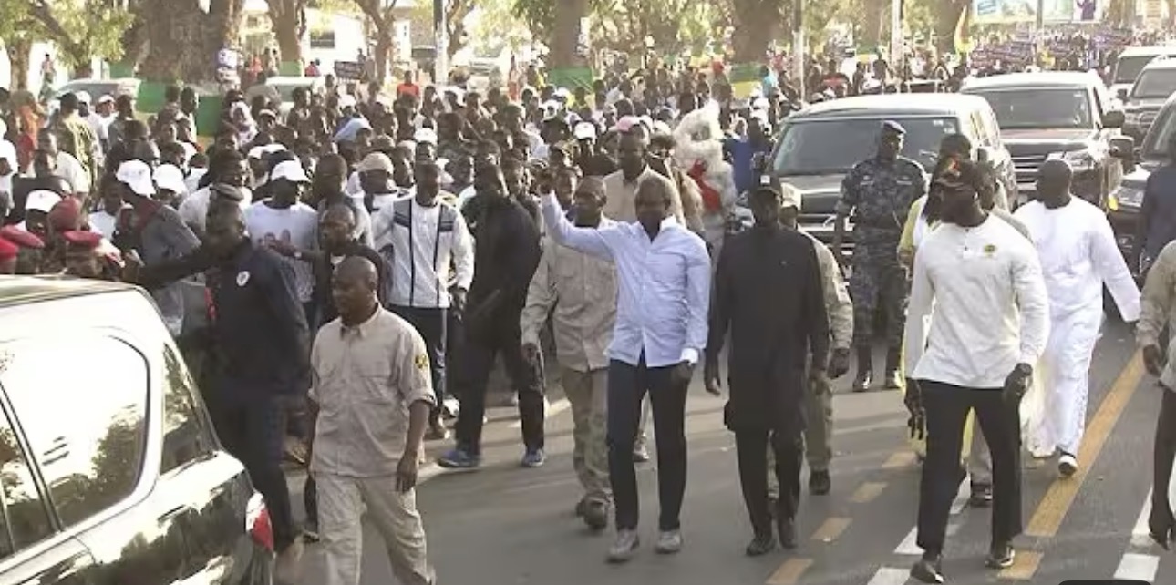(Vidéo) – Fête de l’indépendance à Thiès : l’incroyable accueil réservé au président Diomaye…