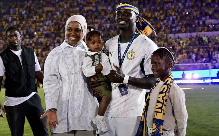 Champion d’Arabie saoudite : Sadio Mané célèbre son sacre en famille sur la pelouse.