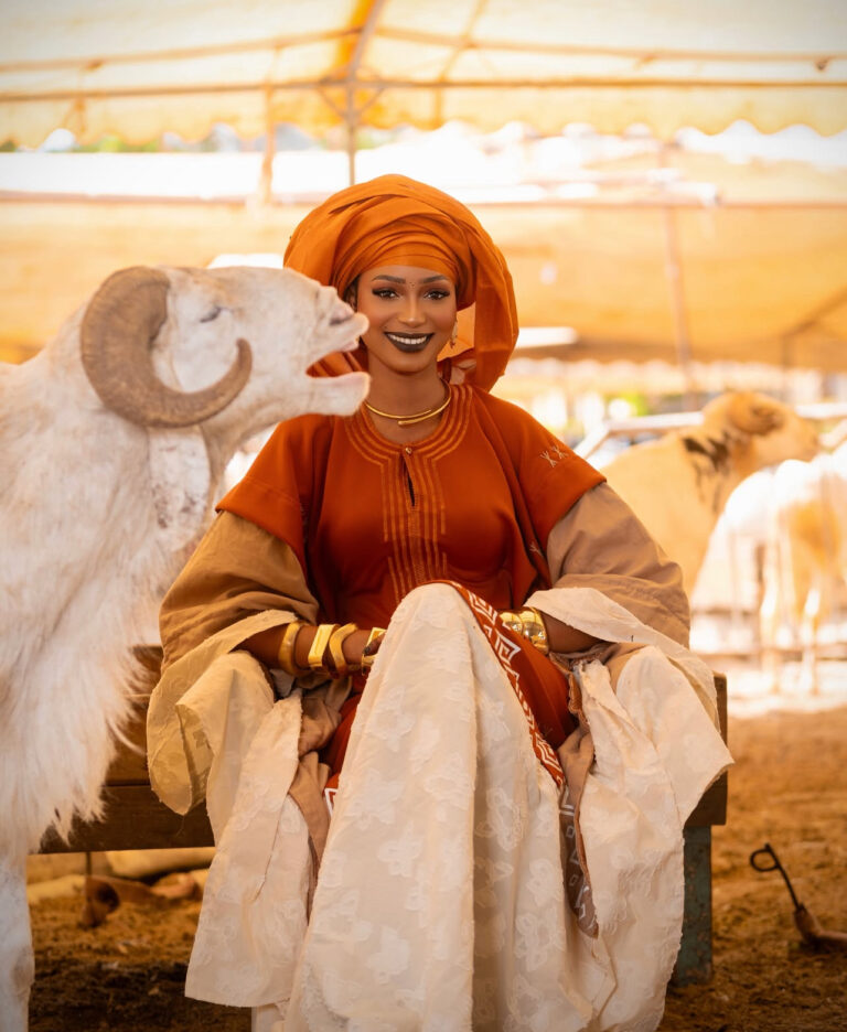 Fah Aidara entourée de moutons : un shooting original qui fait sensation
