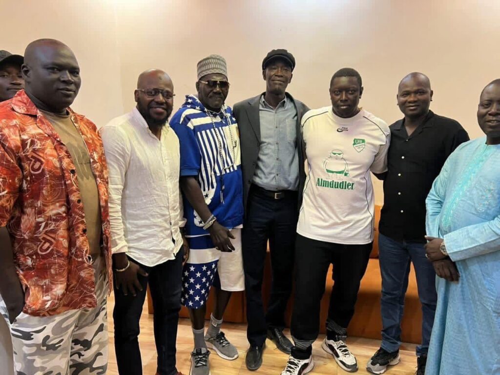Thiaroye : la réconciliation entre Père Mbaye Ngoné et les lutteurs