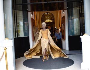(Photos)- Festival de Cannes : Coumba Gawlo Seck fait sensation en tenue dorée
