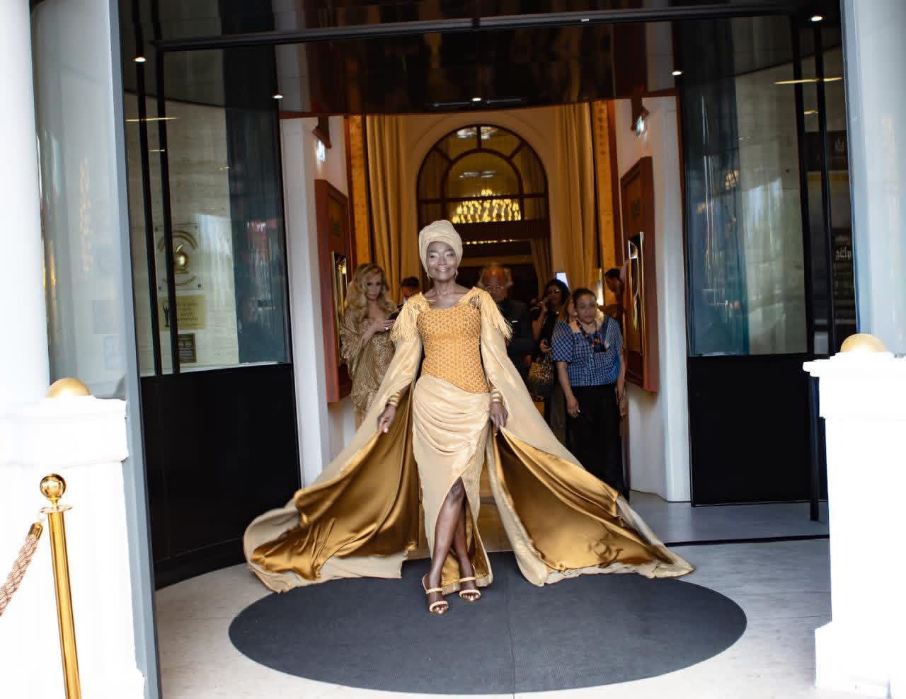 (Photos)- Festival de Cannes : Coumba Gawlo Seck fait sensation en tenue dorée