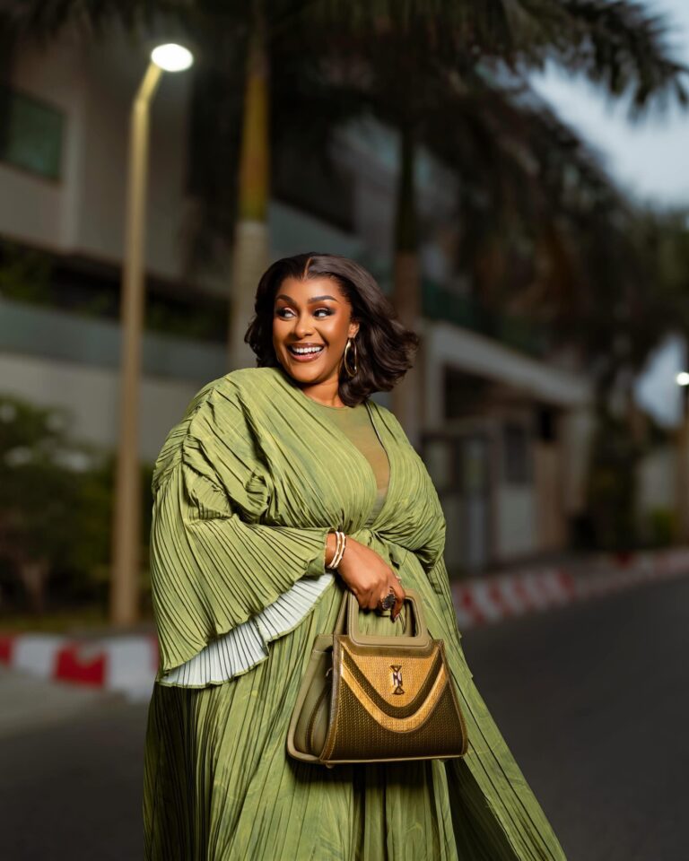 (Photos )- Adja rayonne dans une sublime tenue verte