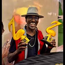 Mao Sidibé célèbre un doublé historique aux Raaya Musique Awards