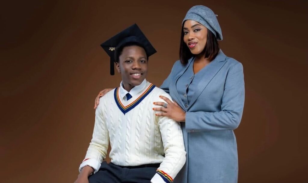 (Photos)- La joie de Sokhna Aïda Diallo après la graduation de son fils Serigne Saliou Thioune