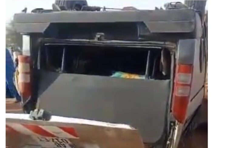Kanel : 2 morts et 14 blessés dans le renversement d’un véhicule de transport en commun…