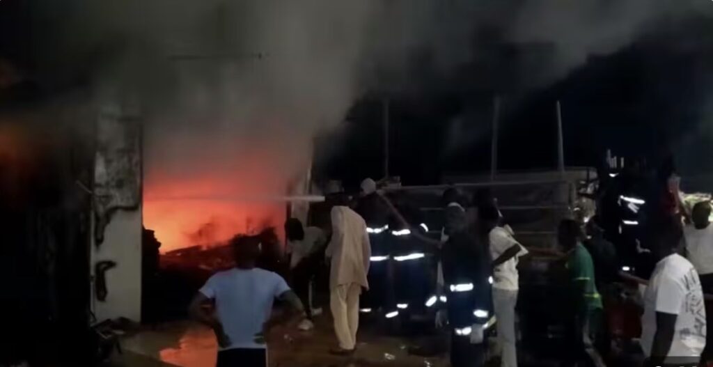 (Vidéo) – Marché central de Tamba : les flammes frappent encore, une boutique réduite en cendres…
