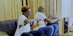 (Clip officiel) – Pape Diouf rend hommage aux Lions avec « Les Rois du continent »