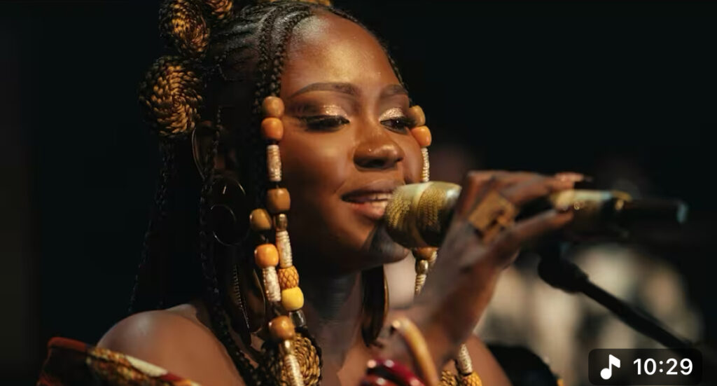 (Clip officiel)- Dieyla frappe fort avec son premier live performance