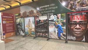 Trophées, disques et costumes : l’univers de Youssou Ndour s’invite à l’aéroport