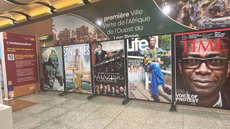 Trophées, disques et costumes : l’univers de Youssou Ndour s’invite à l’aéroport