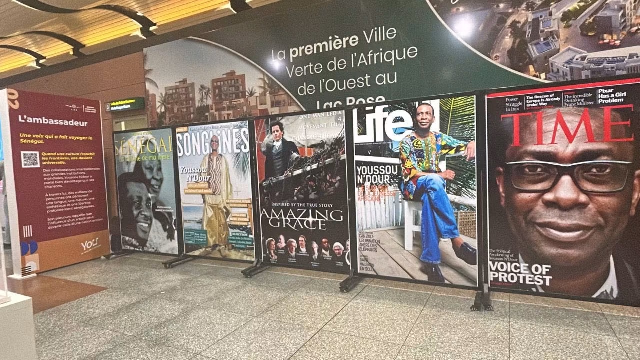 Trophées, disques et costumes : l’univers de Youssou Ndour s’invite à l’aéroport