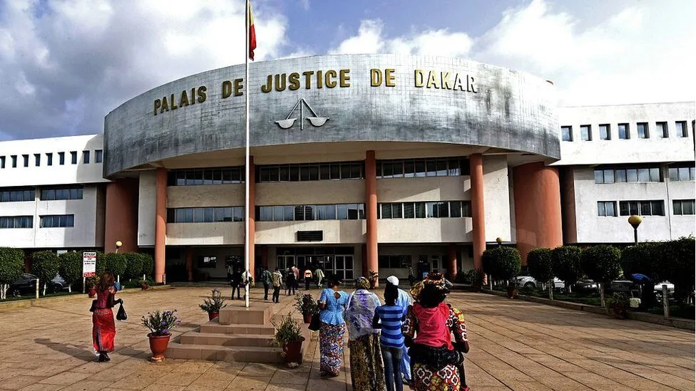 Il tabasse vi0lemment sa mère et l’enferme à double tour dans sa chambre. Découvrez la cause