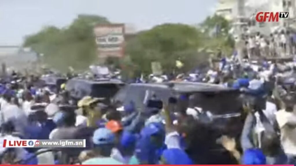 (Vidéo) – Arrivée de Macky Sall : l’incroyable accueil réservé par ses militants…