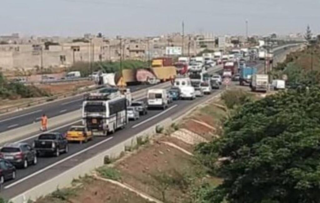 Ralentissement majeur sur l&rsquo;autoroute à péage suite à un accident à Thiaroye