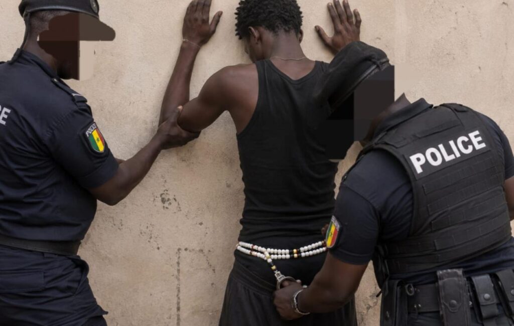 Apologie de l&rsquo;homosexualité : le danseur Malaw SECK arrêté, des perles découvertes autour des reins et des vidéos « pornos » sur son téléphone