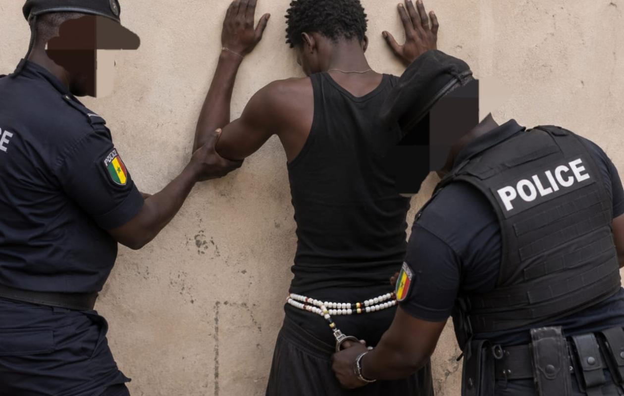 Apologie de l&rsquo;homosexualité : le danseur Malaw SECK arrêté, des perles découvertes autour des reins et des vidéos « pornos » sur son téléphone
