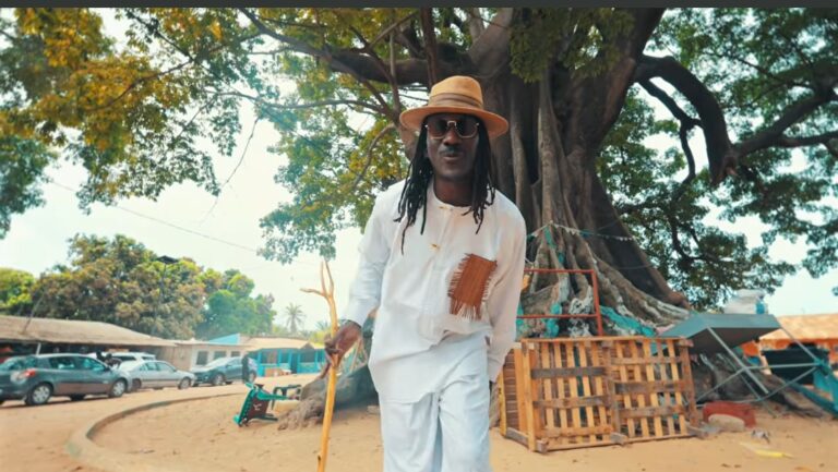 Mao Sidibé célèbre la femme africaine dans le clip de « Amina Ye »