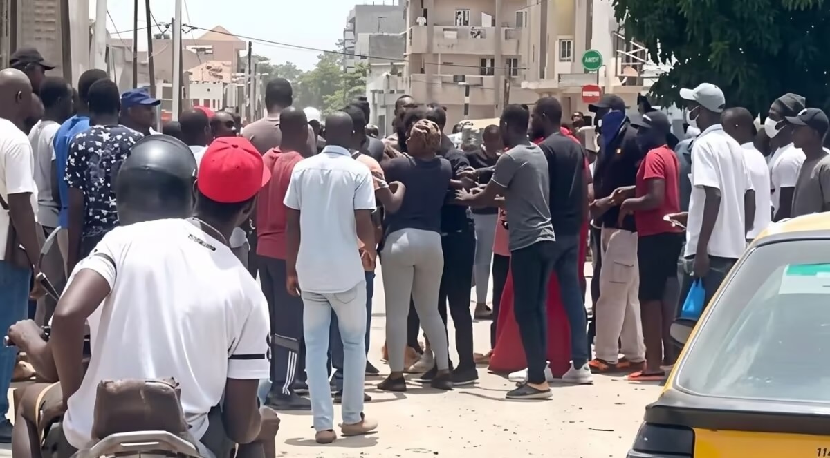 MBaye Alé Laye surprend son ami avec sa copine, les contraint à se déshabiller puis commet l’impensable