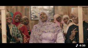 (Clip officiel) – Aida Faye rend hommage à Baye Niass avec « Sunu Faydou »