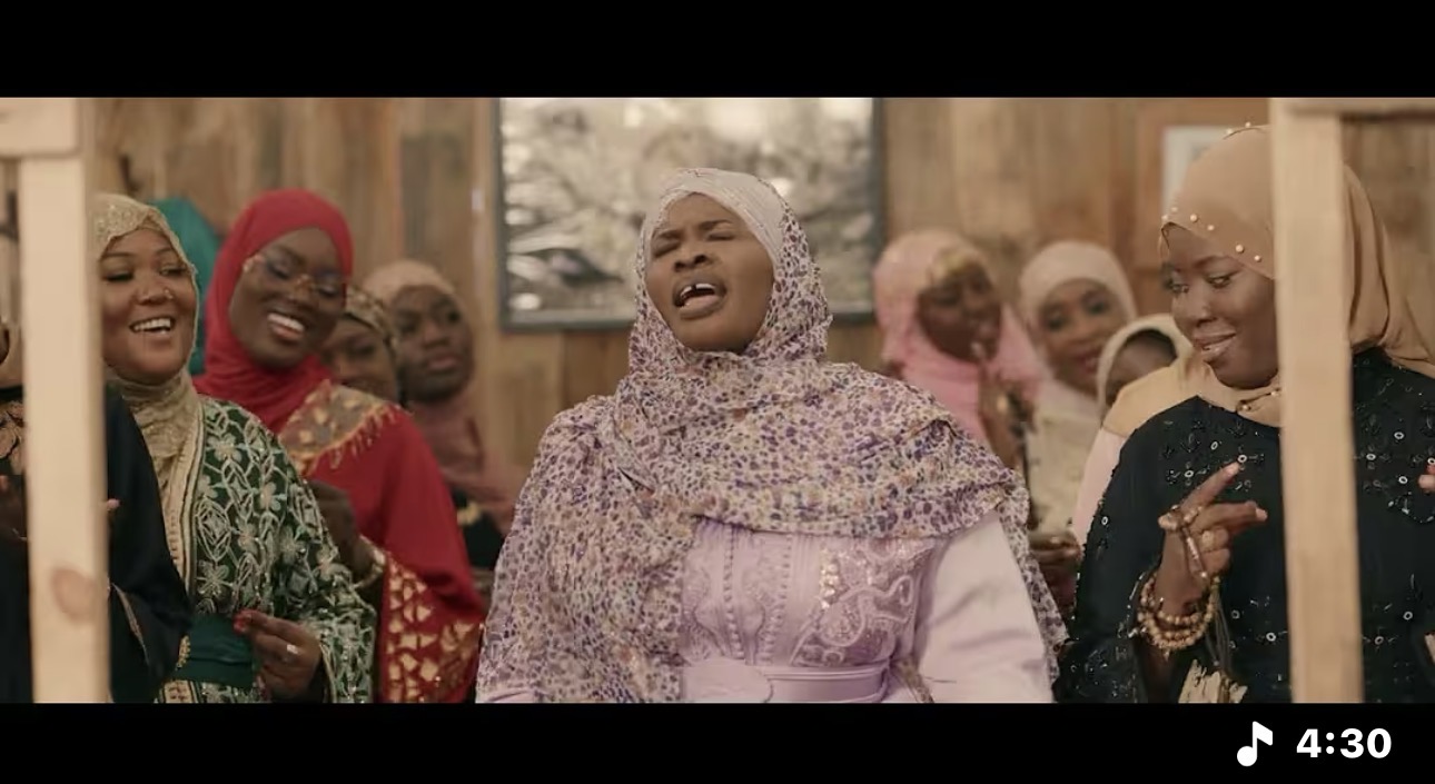 (Clip officiel) – Aida Faye rend hommage à Baye Niass avec « Sunu Faydou »