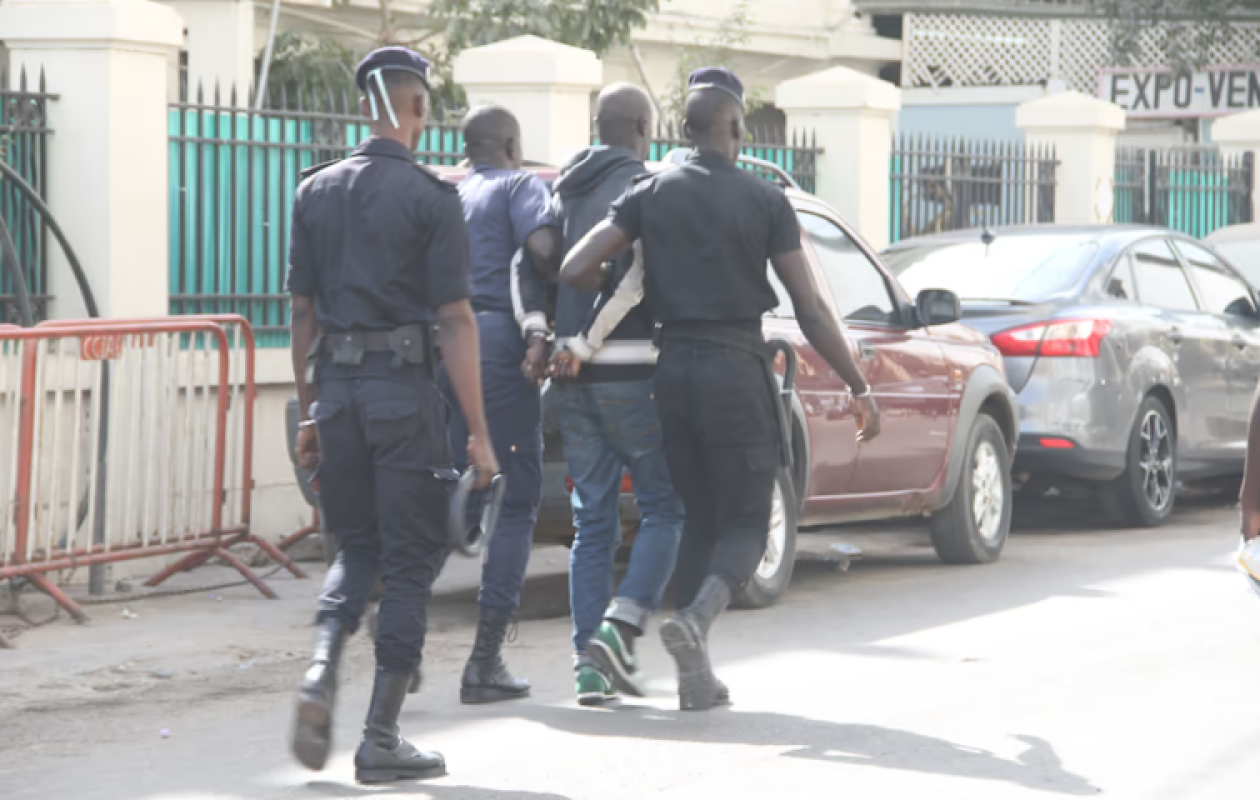 Patte d’Oie : Trois vigiles livrent un présumé voleur à la police, il meurt en route vers…
