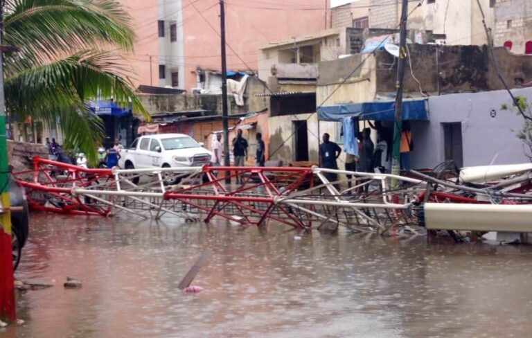Fortes pluies à Dakar : un pylône radio de la Sonatel chute sur le toit d’un immeuble
