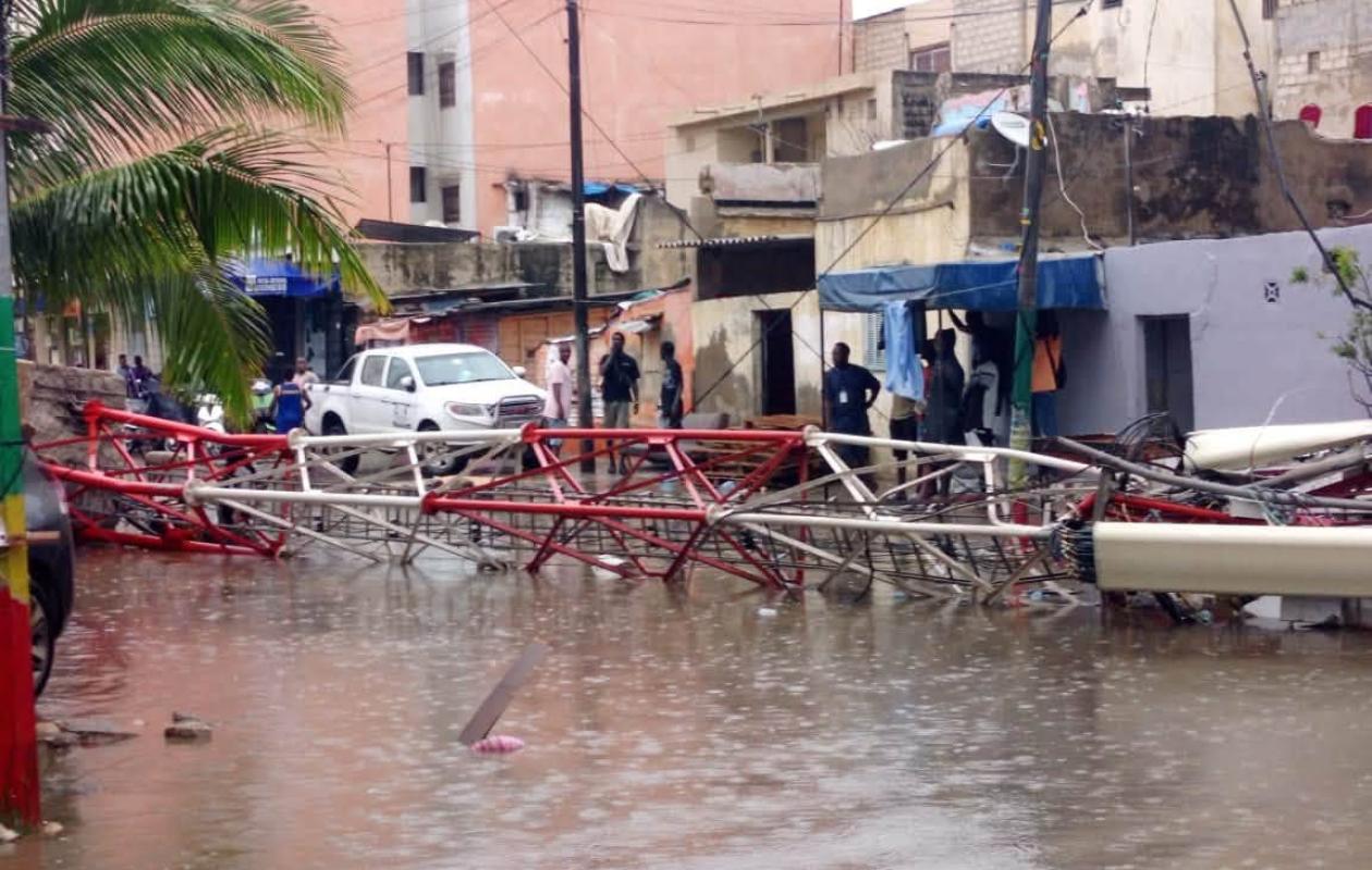 Fortes pluies à Dakar : un pylône radio de la Sonatel chute sur le toit d’un immeuble