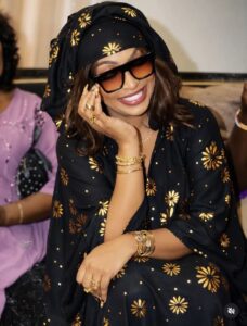 (03 photos): Kiné Badiane offre un cadeau symbolique à Viviane, la chanteuse craque en public