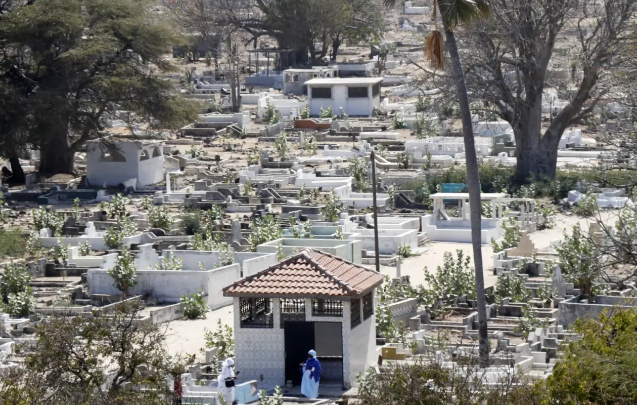 Soumbédioune : huit personnes arrêtées dans un cimetière à 23 heures à cause de…
