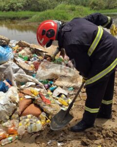Opération du Service d&rsquo;hygiène à Guédiawaye : 15 tonnes de produits périmés détruites