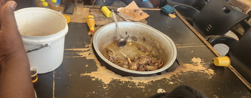 Poussière, mouches et emballages toxiques : L’envers du décor des cuisines des Baux Maraîchers