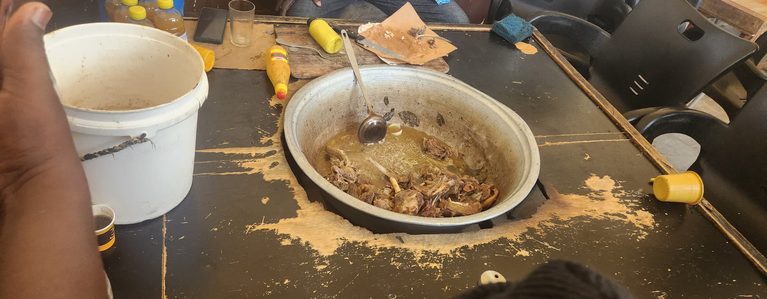 Poussière, mouches et emballages toxiques : L&rsquo;envers du décor des cuisines des Baux Maraîchers