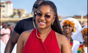 Mia Guissé vit en plein été, et sa tenue ne dit pas le contraire (photos)
