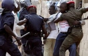 Mbour : interdit de filmer, il donne un violent coup de tête au commandant de police