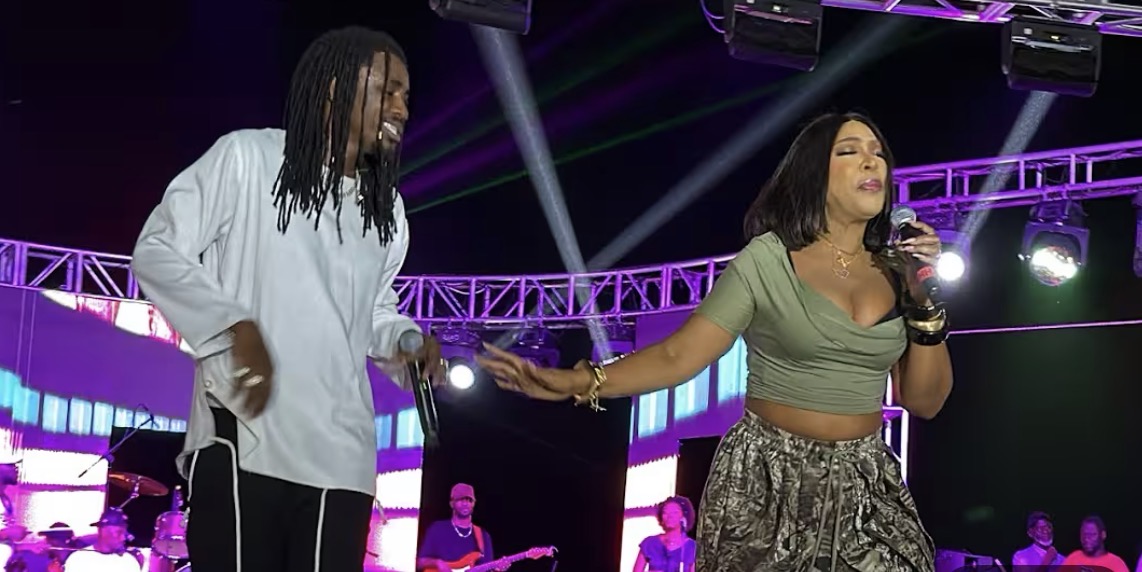 (Vidéo) – Concert à Mbour : le duo Wally Seck et Viviane secoue la toile…