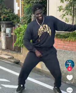 Le lutteur Alboury s&rsquo;enjaille à fond sur le tout nouveau morceau de Momo Dieng !
