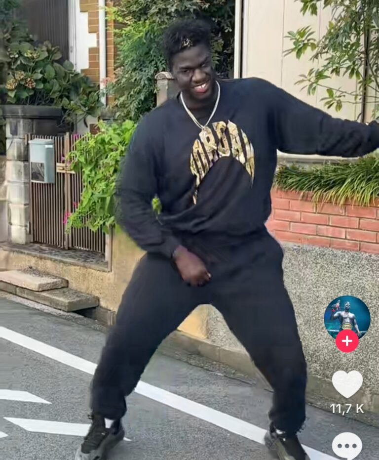 Le lutteur Alboury s&rsquo;enjaille à fond sur le tout nouveau morceau de Momo Dieng !