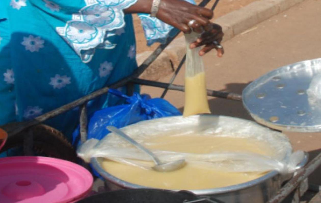 Bouillie (fondé) chaude en sachet plastique : Quel risque pour la santé des consommateurs ?