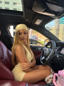 Ses cuisses à l’air : la chanteuse Astar joue la carte du sexy au volant de sa voiture