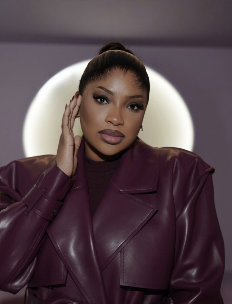 Bercy: Vénus Ndour, la fille de Youssou Ndour, vole la vedette dans un look cuir ultra glamour