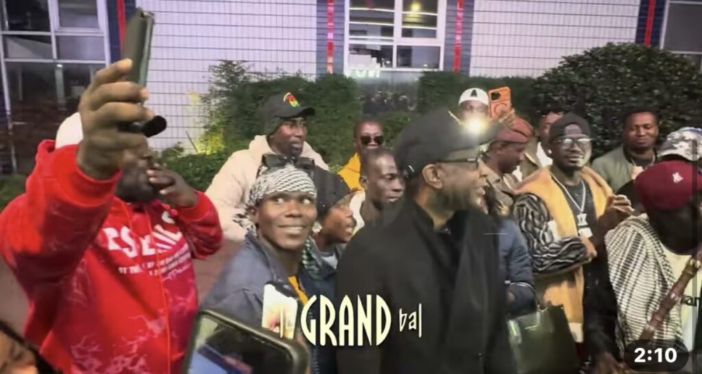 (Vidéo) – Youssou Ndour en toute complicité avec des Guinéens après son concert…